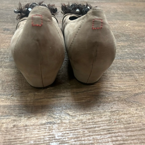 HOGL NWOT 7 Suede wedges with stone/feather embellishments - Picture 11 of 15